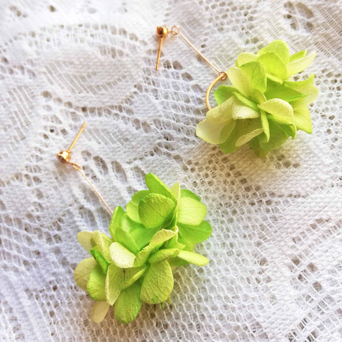 Boucle d'oreilles vert et jaune clair en fleurs séchées