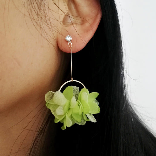 Boucle d'oreilles vert et jaune clair en fleurs séchées