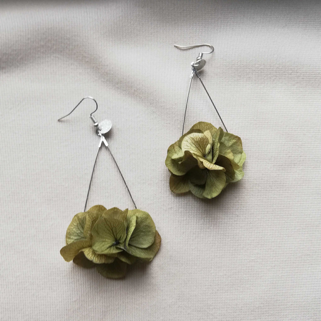 Boucle d'oreilles vert foncé en fleurs séchées