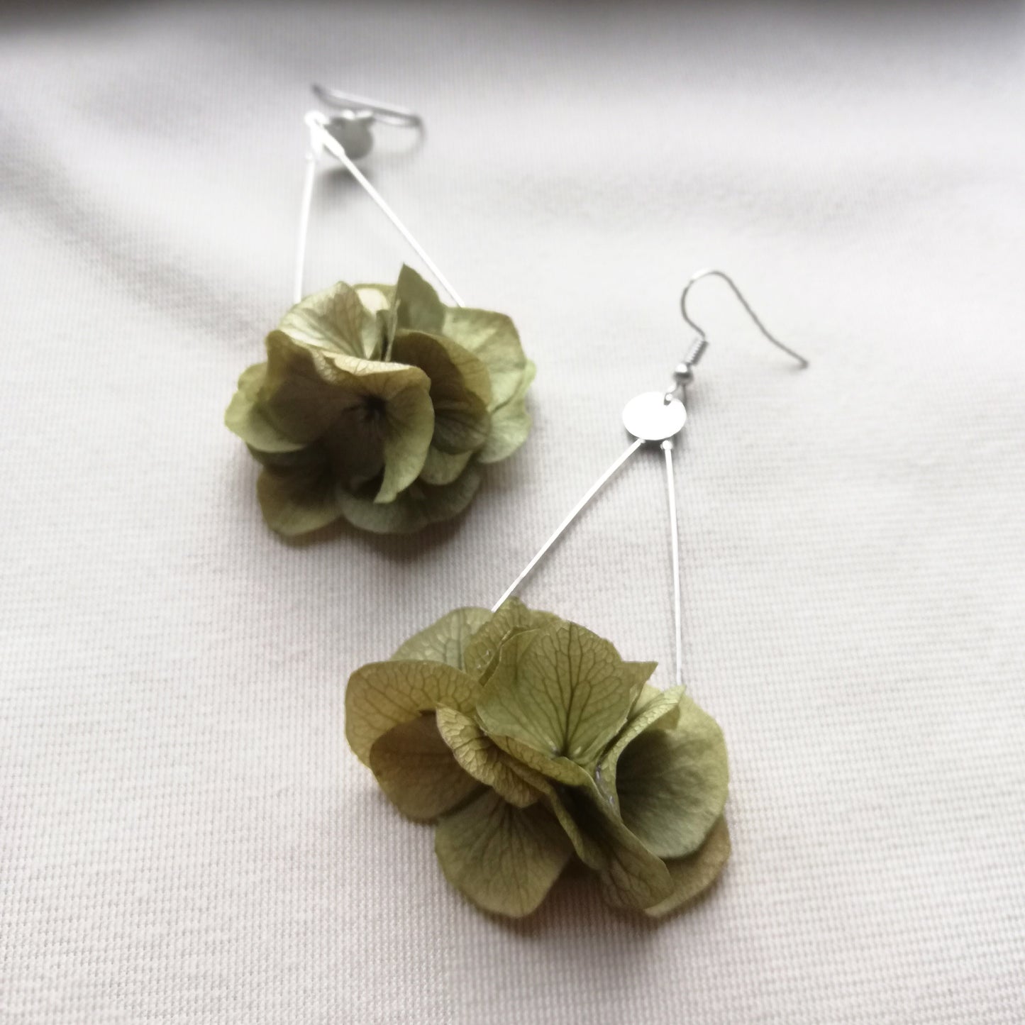 Boucle d'oreilles vert foncé en fleurs séchées