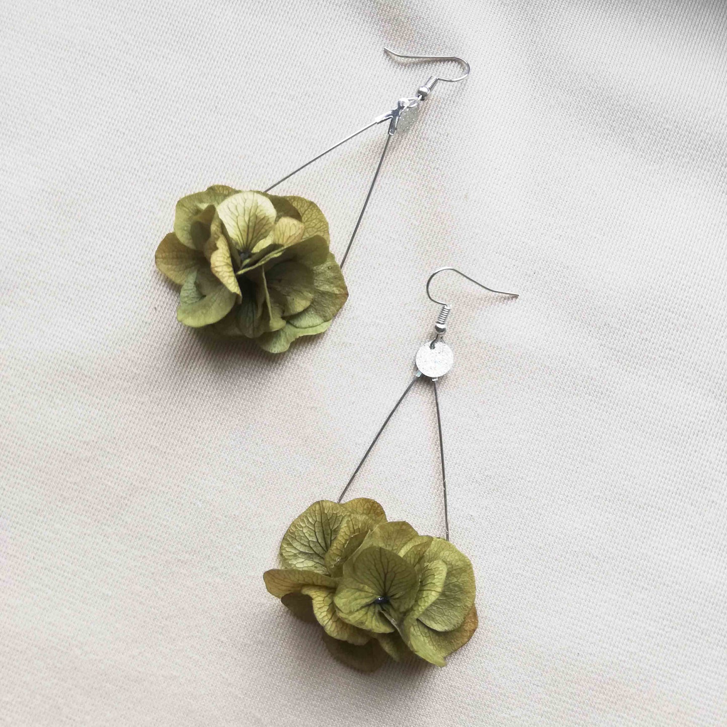 Boucle d'oreilles vert foncé en fleurs séchées
