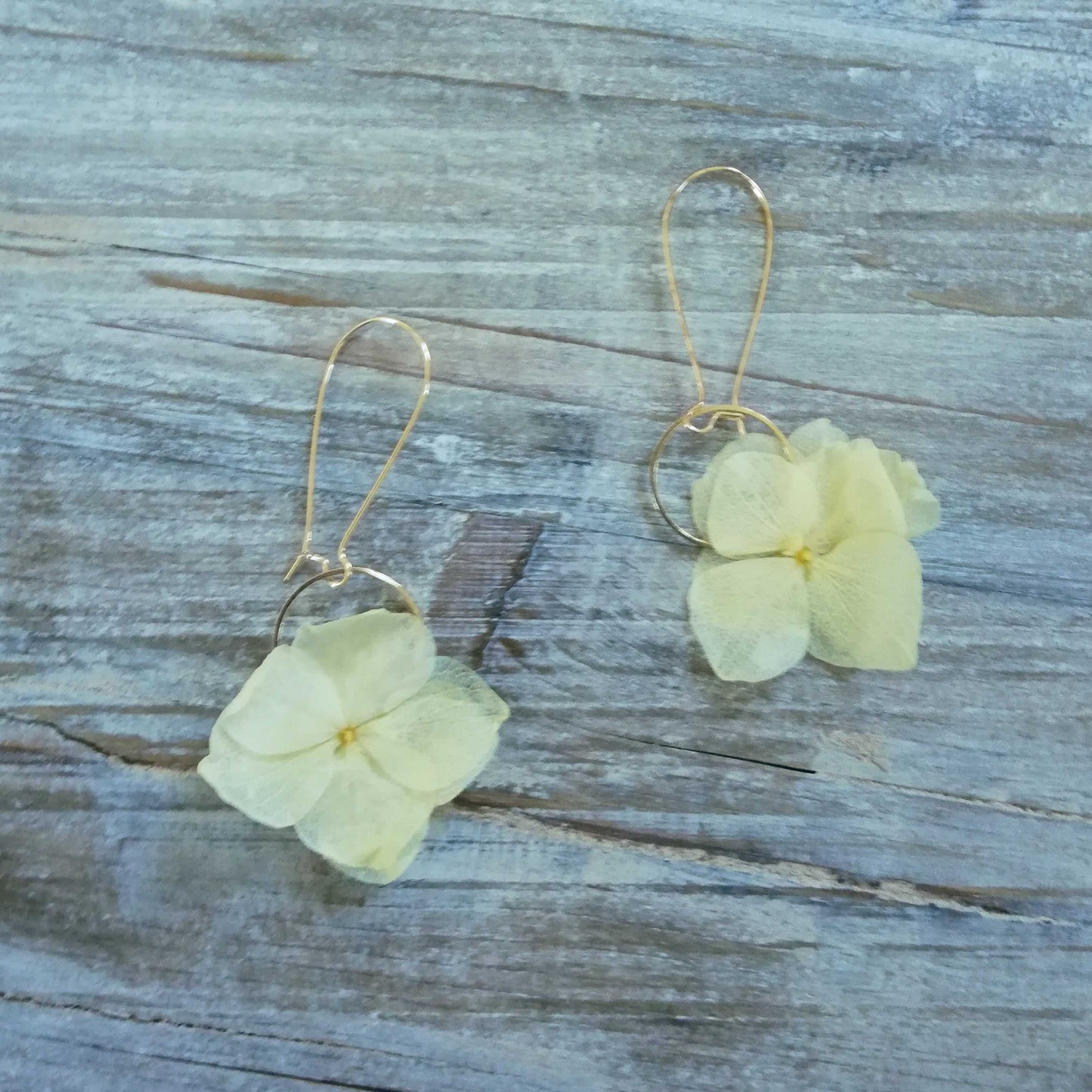 Boucle d'oreilles jaune en fleurs séchées