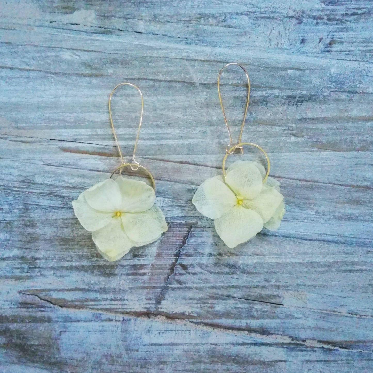 Boucle d'oreilles jaune en fleurs séchées
