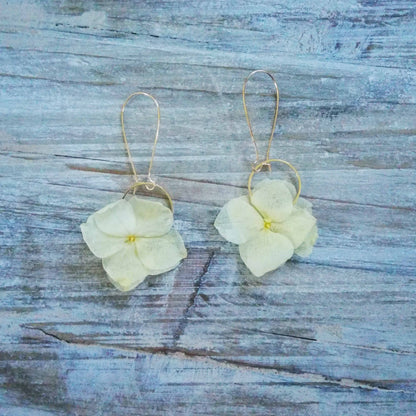 Boucle d'oreilles jaune en fleurs séchées