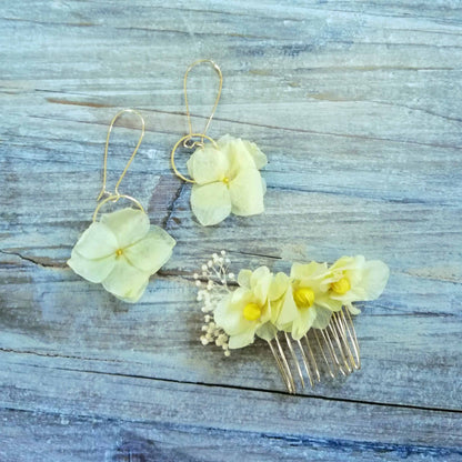 Boucle d'oreilles jaune en fleurs séchées