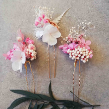 Charger l&#39;image dans la galerie, Épingle en fleurs stabilisées, Épinglette de fleurs créme séchées,pin de mariage,Pin de fleur, épingle à cheveux fleurs stabilisées
