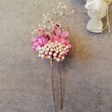 Charger l&#39;image dans la galerie, Épingle en fleurs stabilisées, Épinglette de fleurs créme séchées,pin de mariage,Pin de fleur, épingle à cheveux fleurs stabilisées
