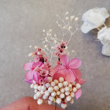 Charger l&#39;image dans la galerie, Épingle en fleurs stabilisées, Épinglette de fleurs créme séchées,pin de mariage,Pin de fleur, épingle à cheveux fleurs stabilisées
