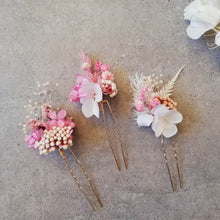 Charger l&#39;image dans la galerie, Épingle en fleurs stabilisées, Épinglette de fleurs créme séchées,pin de mariage,Pin de fleur, épingle à cheveux fleurs stabilisées

