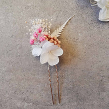 Charger l&#39;image dans la galerie, Épingle en fleurs stabilisées, Épinglette de fleurs créme séchées,pin de mariage,Pin de fleur, épingle à cheveux fleurs stabilisées

