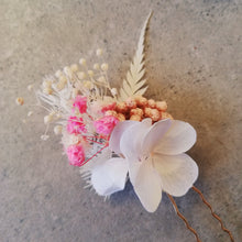 Charger l&#39;image dans la galerie, Épingle en fleurs stabilisées, Épinglette de fleurs créme séchées,pin de mariage,Pin de fleur, épingle à cheveux fleurs stabilisées
