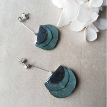 Charger l&#39;image dans la galerie, Boucles d&#39;oreille en eucalyptus verte
