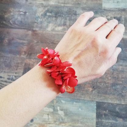 Bracelet en fleurs rouge stabilisées
