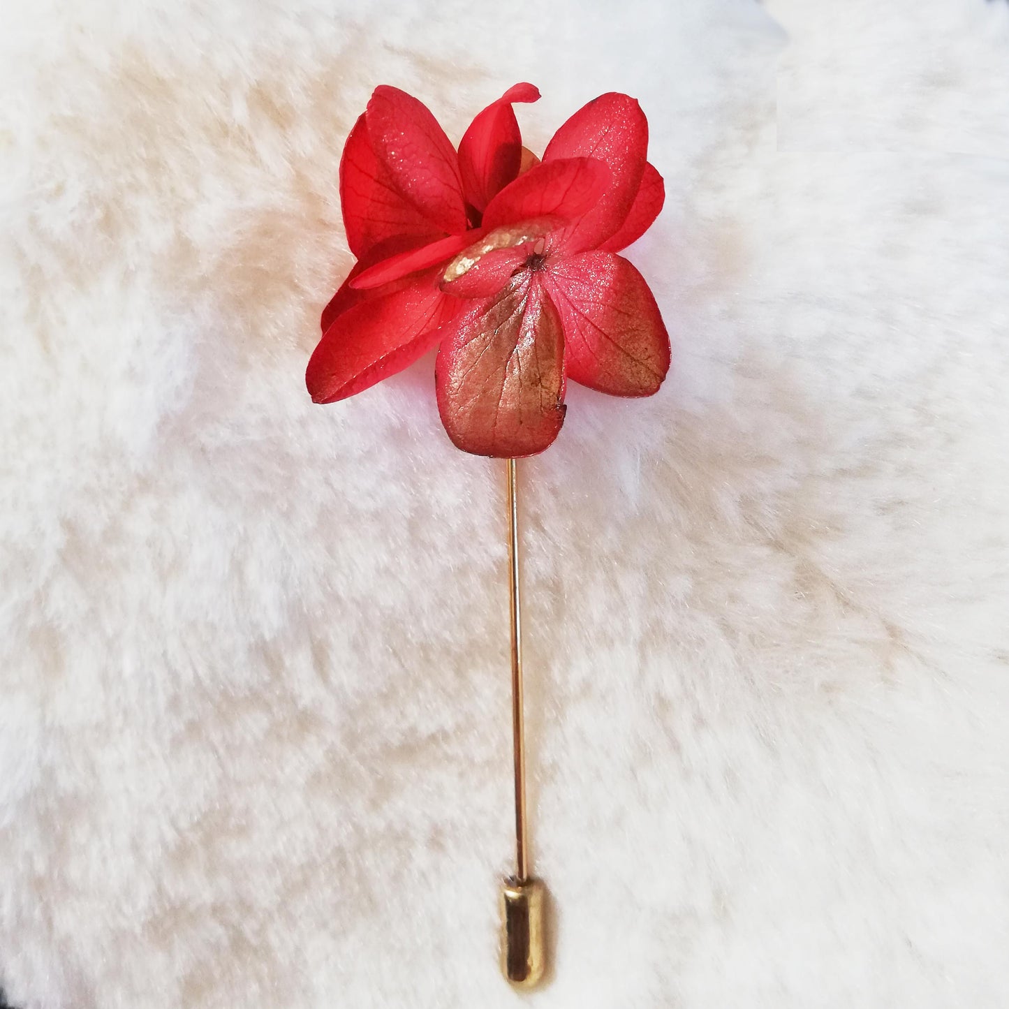 Boutonnière en fleurs naturelles d'hortensia rouge stabilisé