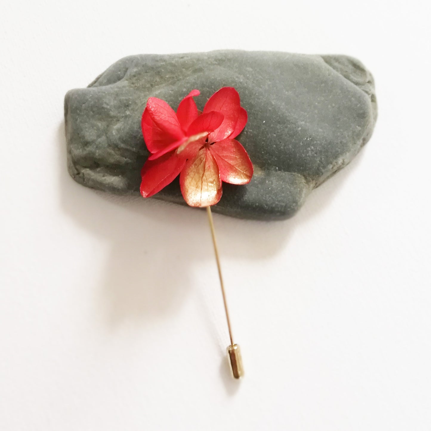 Boutonnière en fleurs naturelles d'hortensia rouge stabilisé