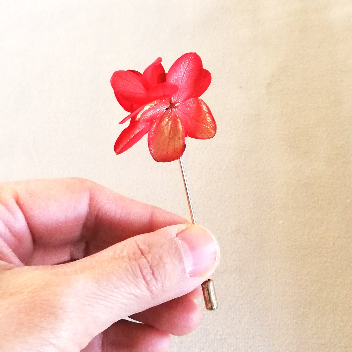 Boutonnière en fleurs naturelles d'hortensia rouge stabilisé