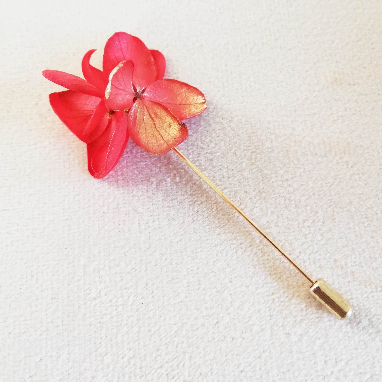 Boutonnière en fleurs naturelles d'hortensia rouge stabilisé
