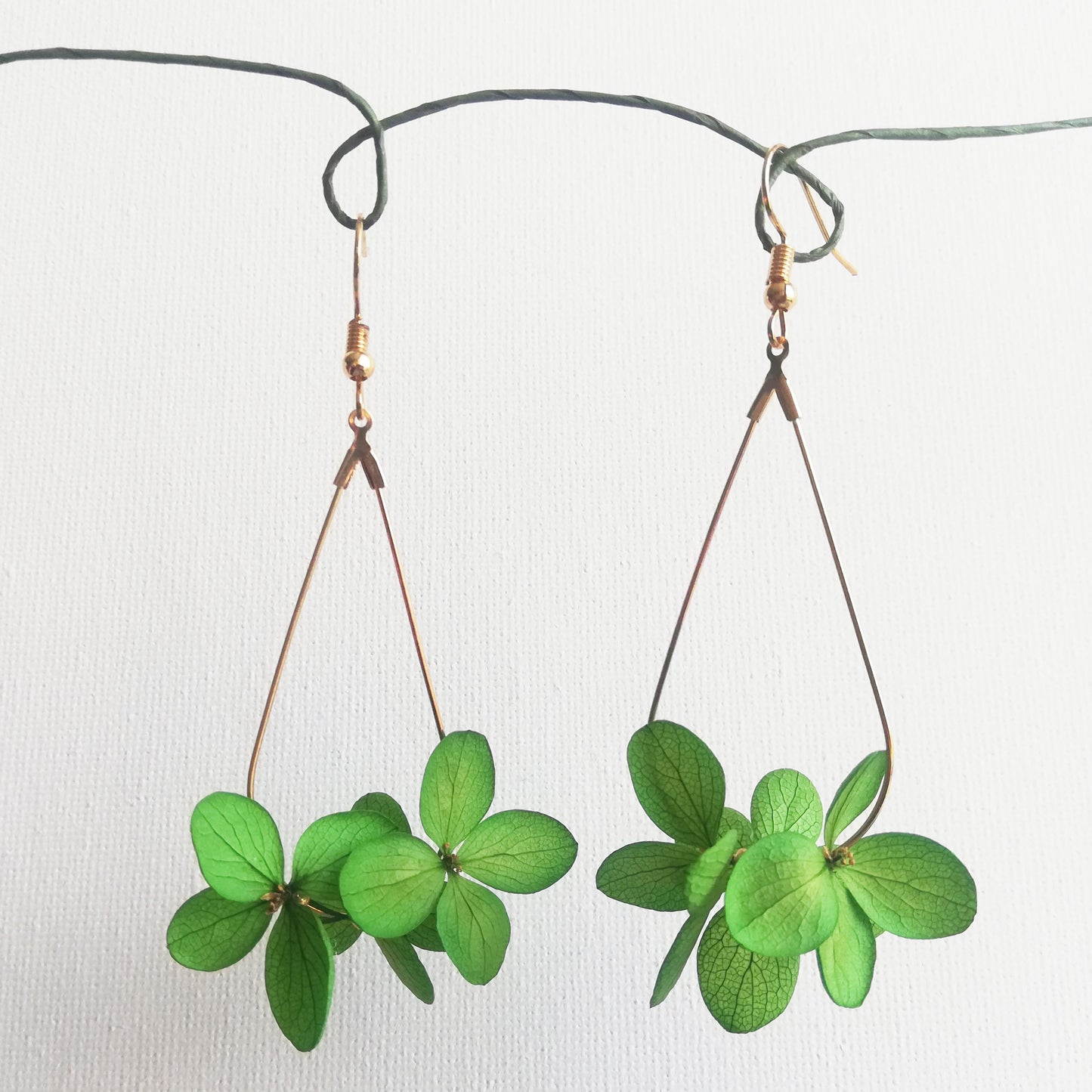 Boucle d'oreilles vert en fleurs séchées