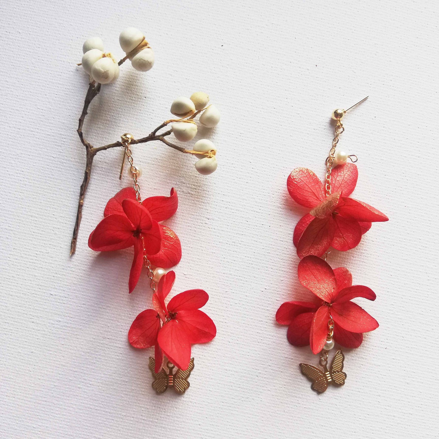 Boucles d'oreille en fleurs stabilisées rouge et or
