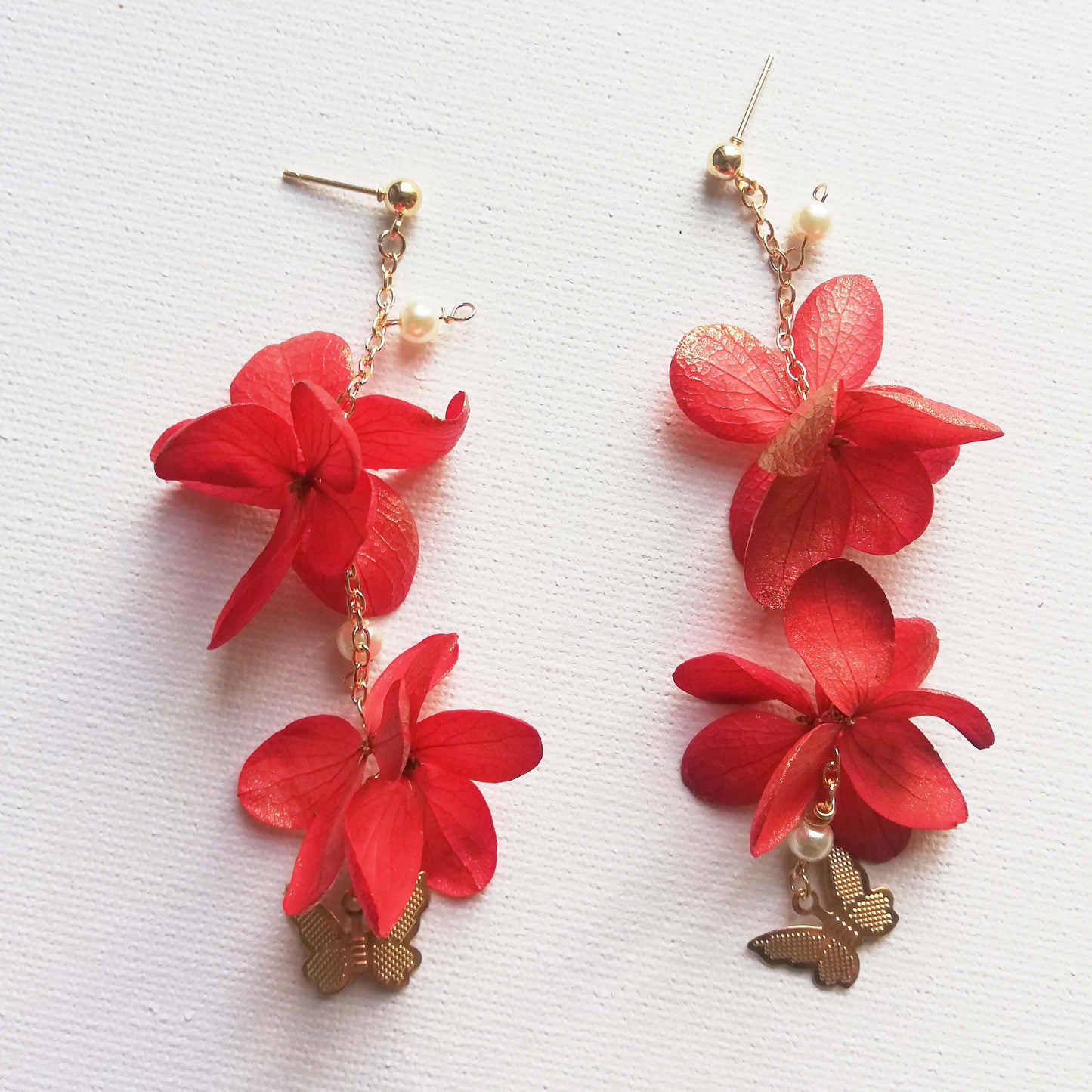 Boucles d'oreille en fleurs stabilisées rouge et or