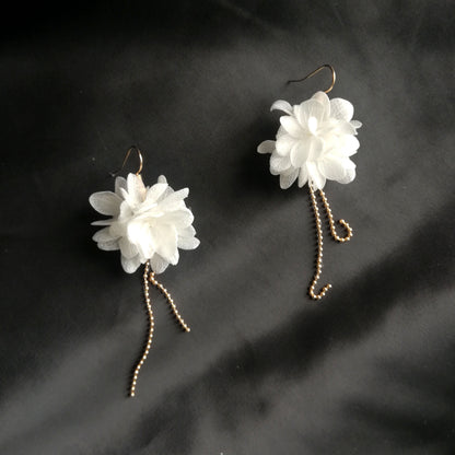 Boucles d'oreille en fleurs séchées blanches