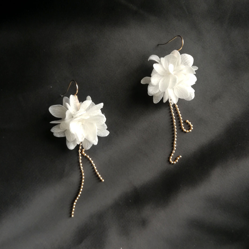 Boucles d'oreille en fleurs séchées blanches