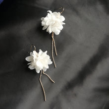 Charger l&#39;image dans la galerie, Boucles d&#39;oreille en fleurs séchées blanches
