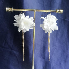 Charger l&#39;image dans la galerie, Boucles d&#39;oreille en fleurs séchées blanches

