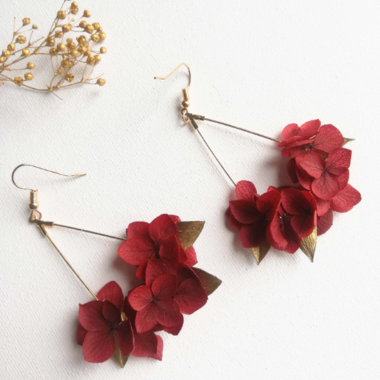Boucles d'oreilles rouge en fleurs séchées