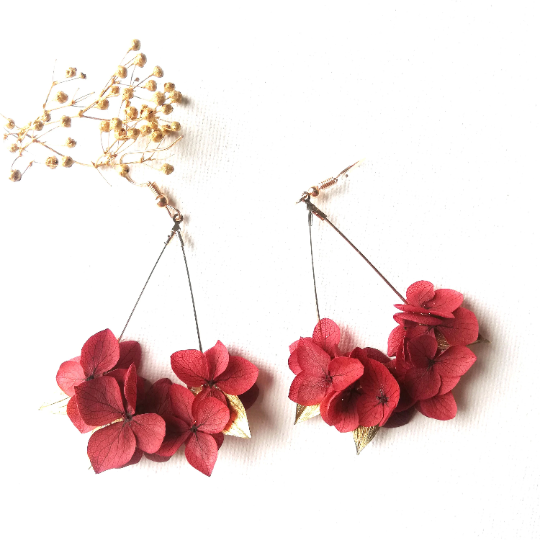 Boucles d'oreilles rouge en fleurs séchées
