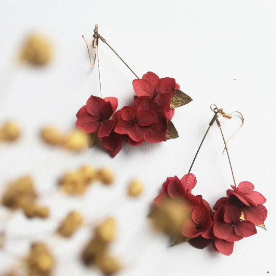 Boucles d'oreilles rouge en fleurs séchées
