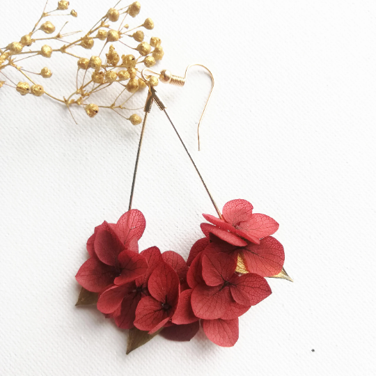 Boucles d'oreilles rouge en fleurs séchées