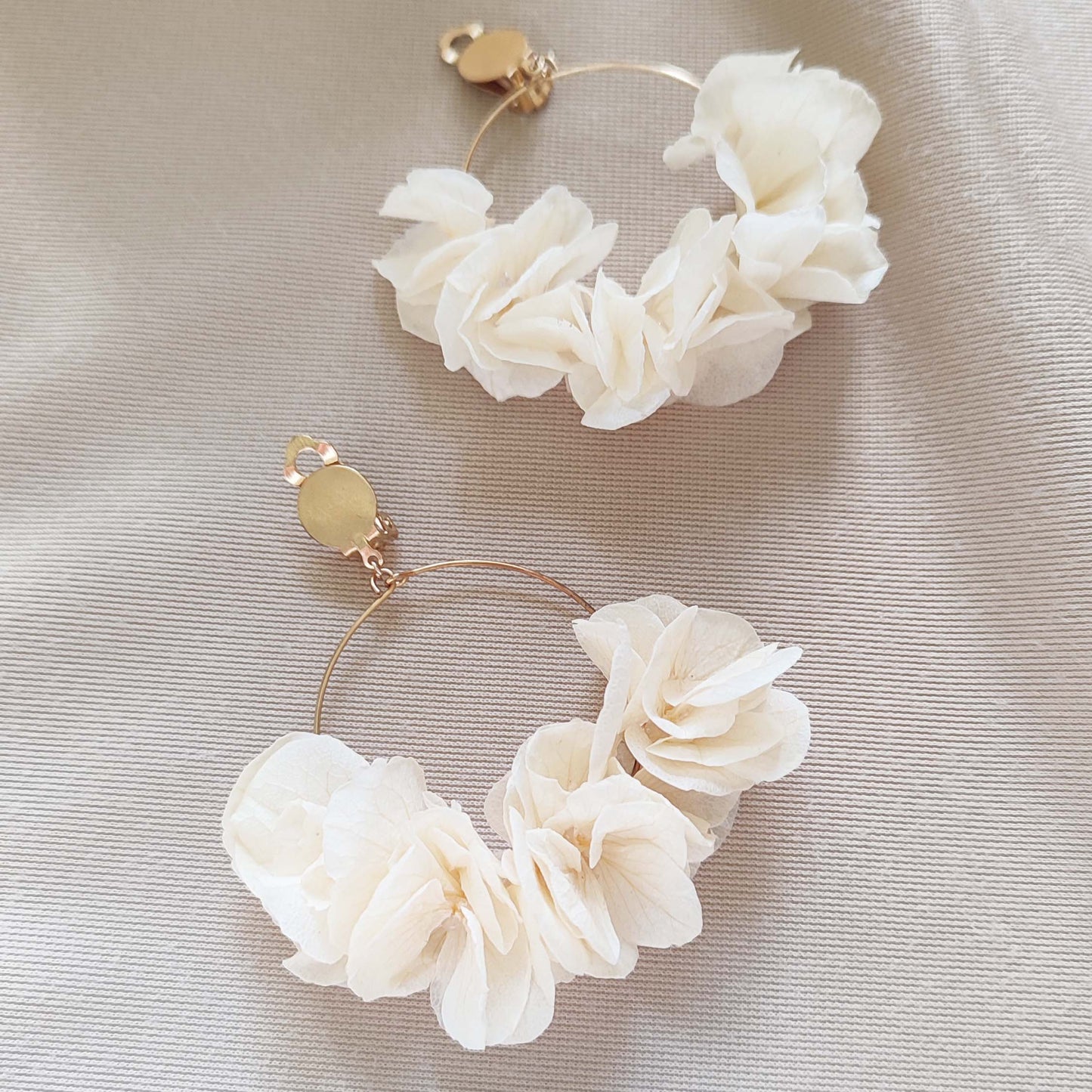 Boucles d'oreilles à clips fleurs stabilisées blanches