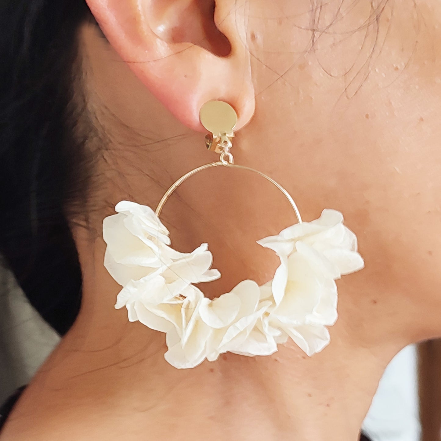 Boucles d'oreilles à clips fleurs stabilisées blanches