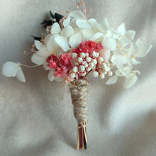 Charger l&#39;image dans la galerie, Boutonnière en gypsophile et hortensia et eucalyptus et fleurs naturelles

