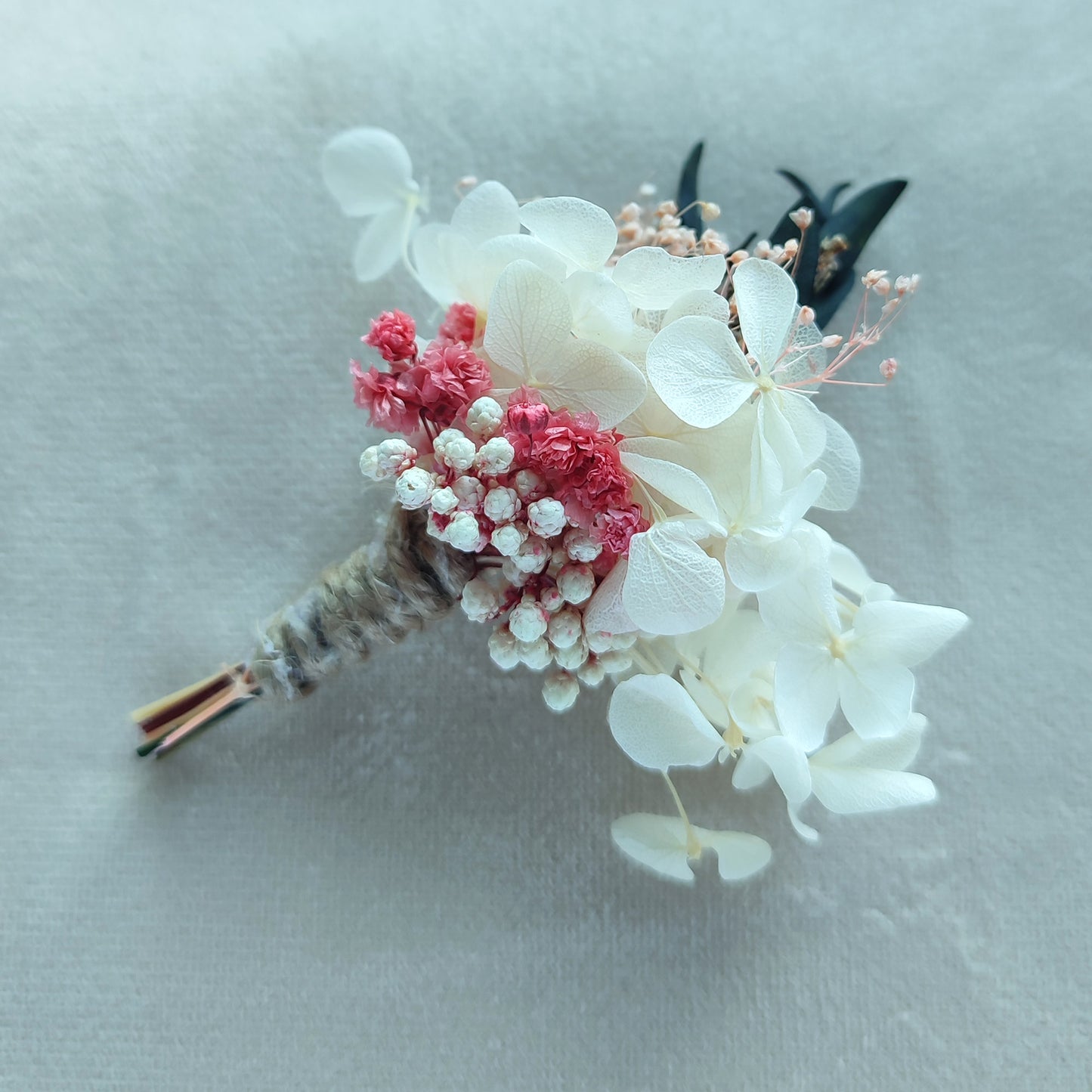 Boutonnière en gypsophile et hortensia et eucalyptus et fleurs naturelles