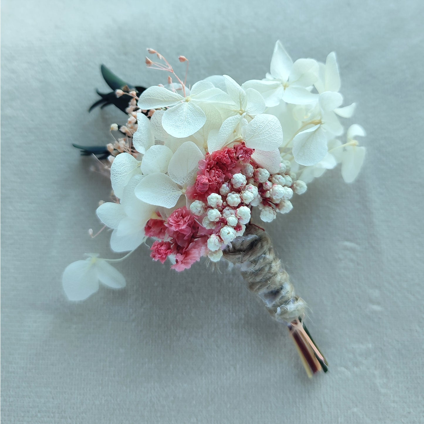 Boutonnière en gypsophile et hortensia et eucalyptus et fleurs naturelles