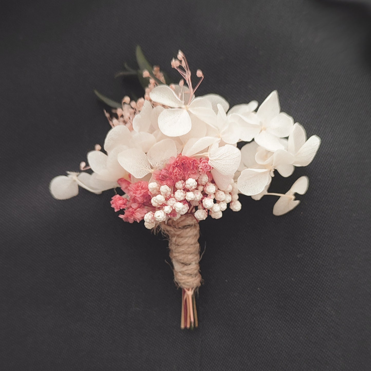 Boutonnière en gypsophile et hortensia et eucalyptus et fleurs naturelles