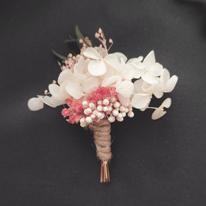 Boutonnière en gypsophile et hortensia et eucalyptus et fleurs naturelles