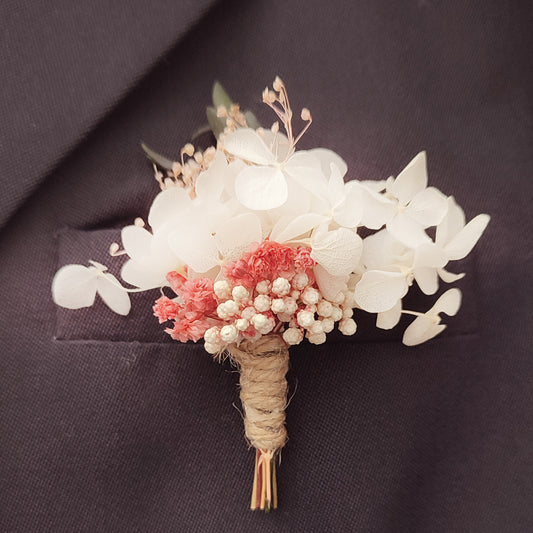Boutonnière en gypsophile et hortensia et eucalyptus et fleurs naturelles