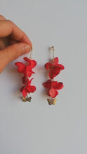 Charger et lire la vidéo dans la visionneuse de la Galerie, Boucles d&#39;oreille en fleurs stabilisées rouge et or
