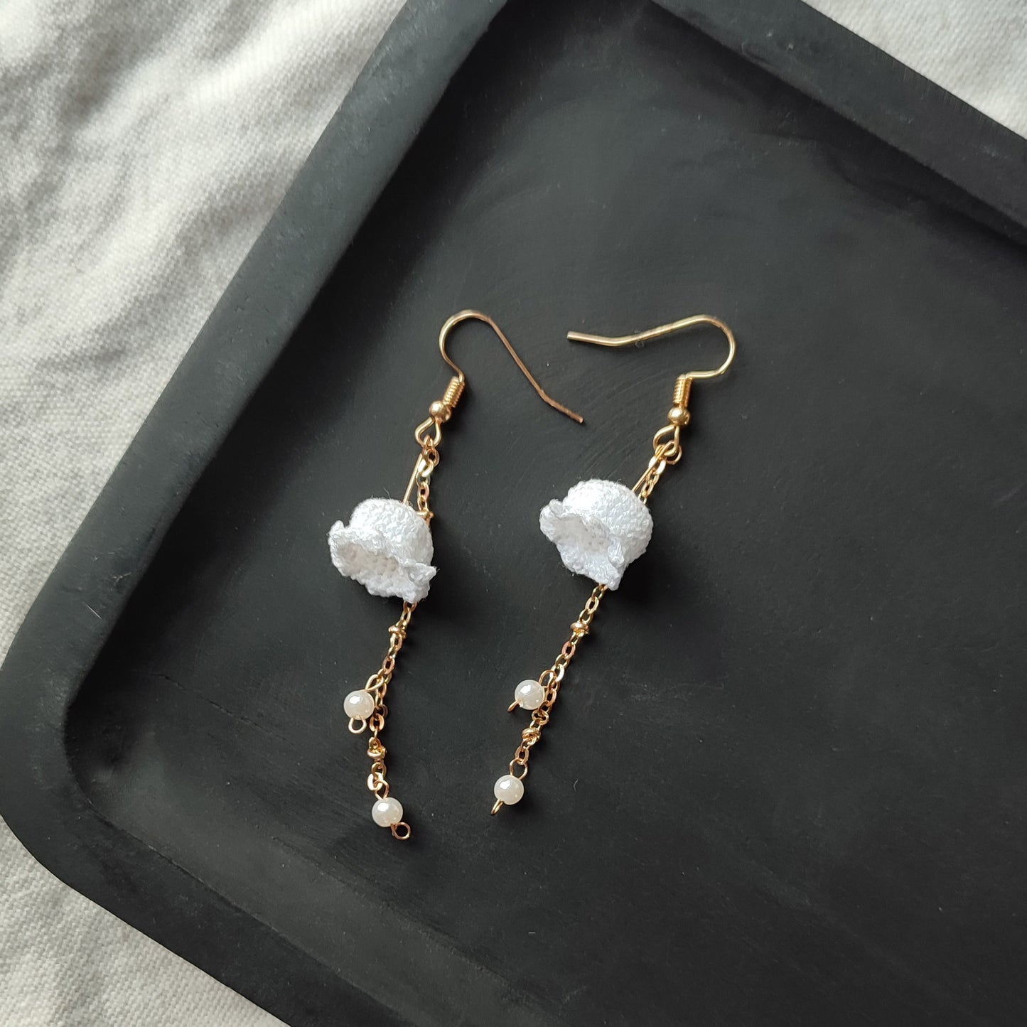boucle d'oreilles fleurs blanches
