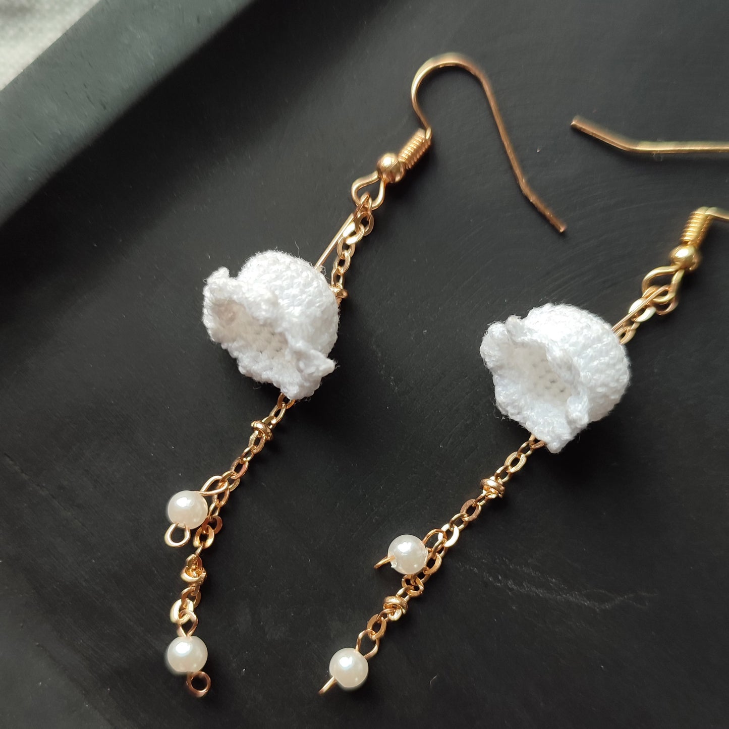 boucle d'oreilles fleurs blanches au crochet