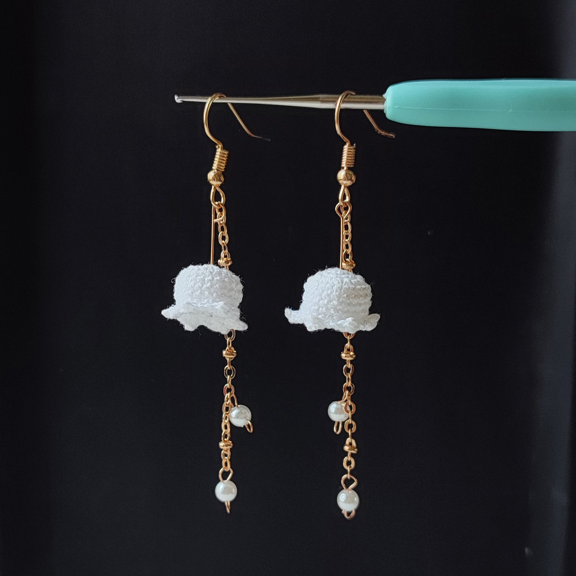 boucles d'oreilles fleurs blanches au crochet