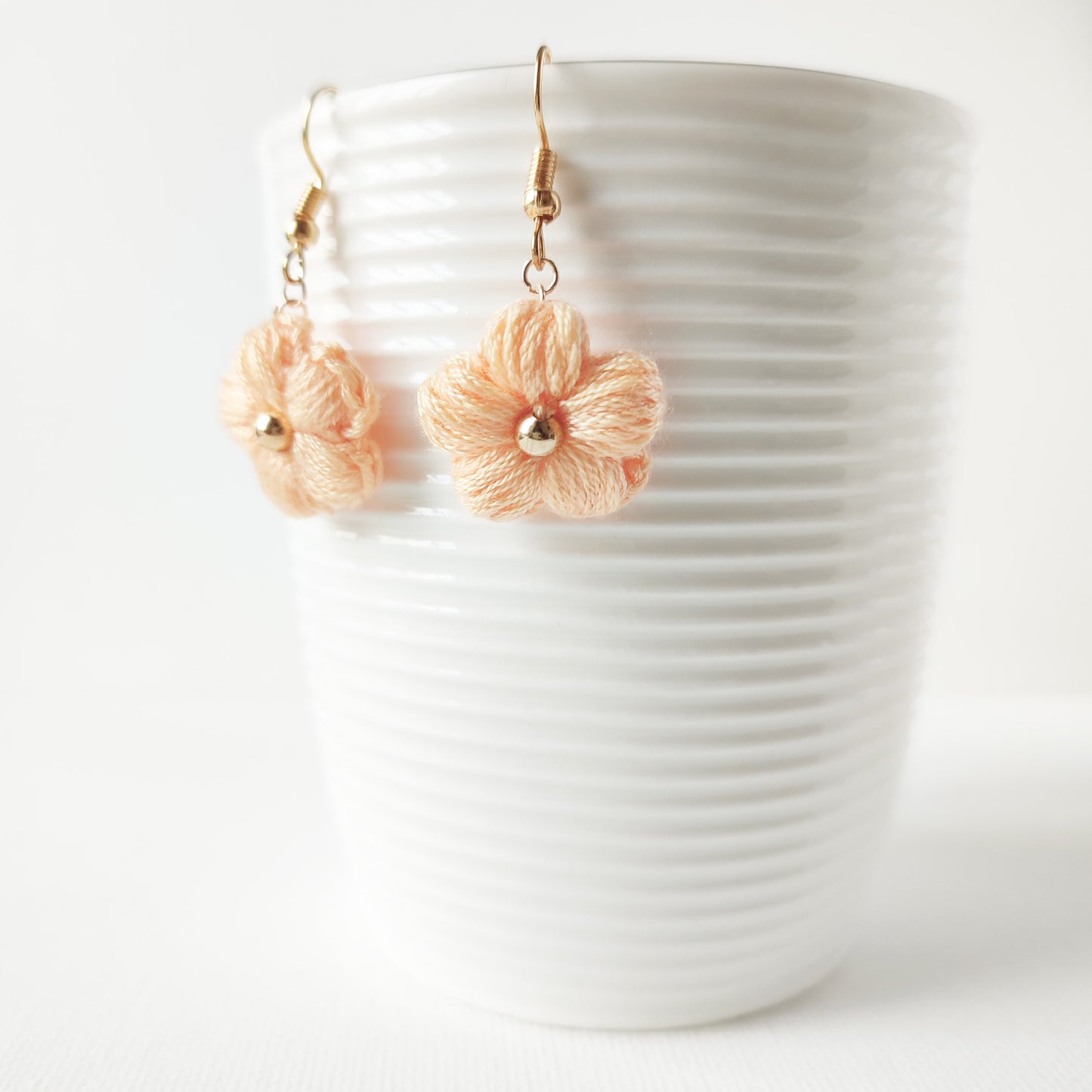 boucles d'oreilles fleurs  rose saumon au crochet