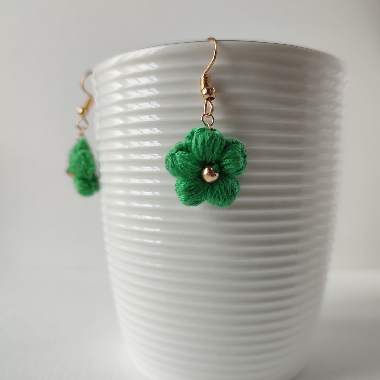 boucles d'oreilles fleurs vert au crochet