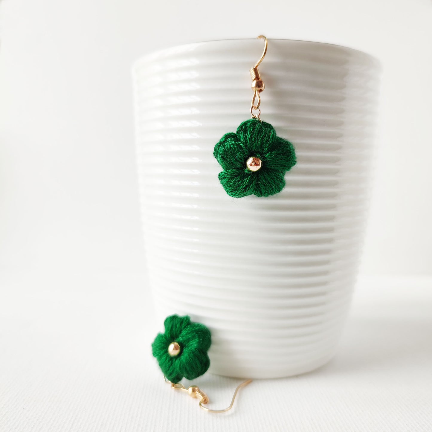 boucles d'oreilles fleurs vert au crochet