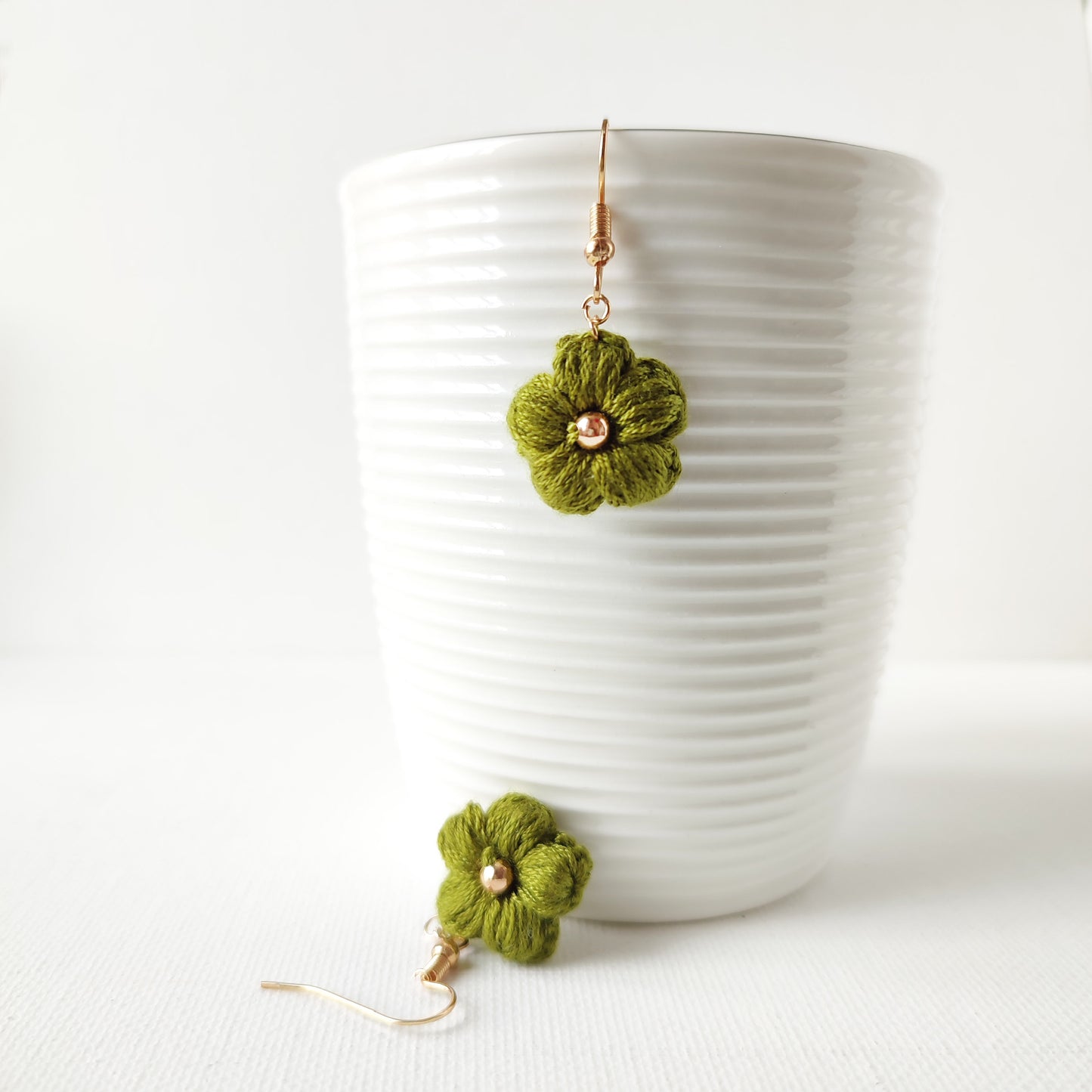 boucles d'oreilles fleurs kaki au crochet