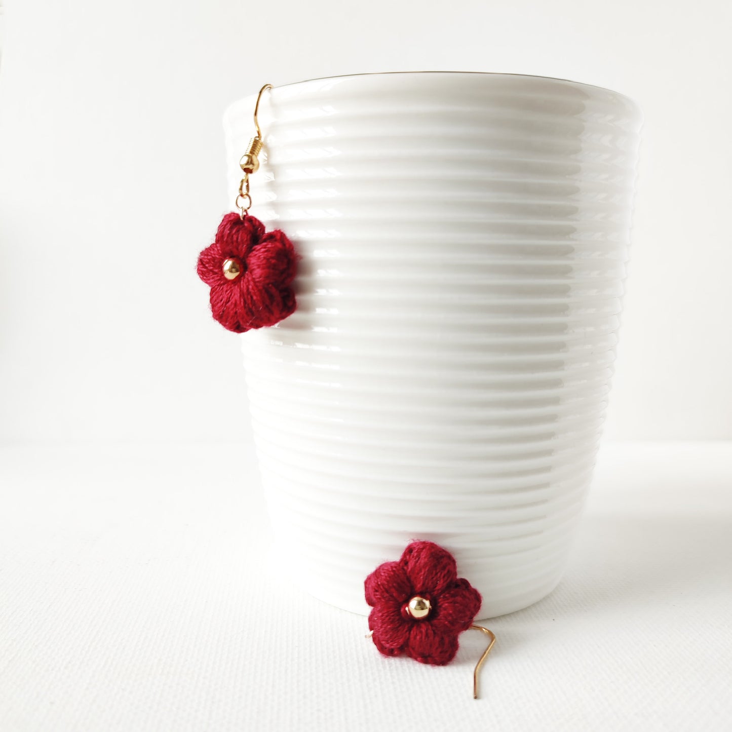 boucles d'oreilles fleurs bordeau au crochet