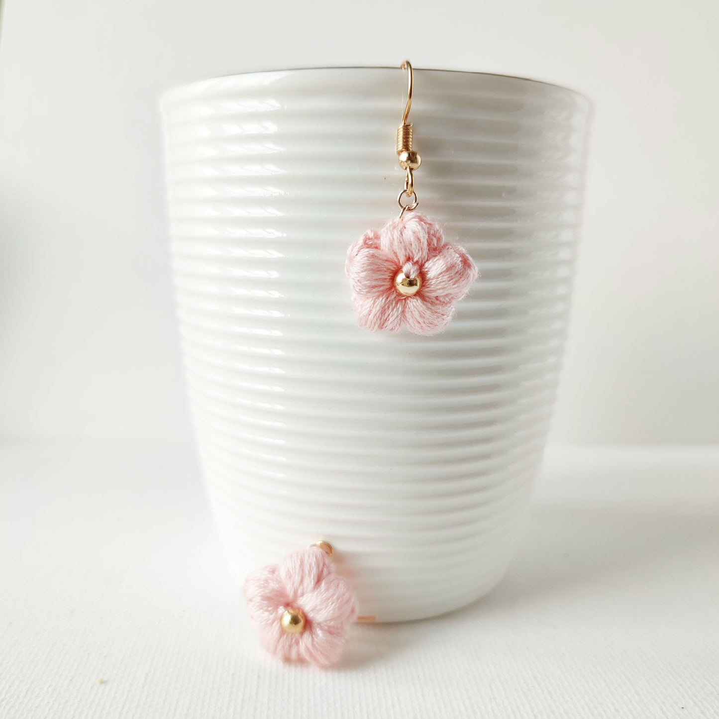 boucles d'oreilles fleurs rose au crochet